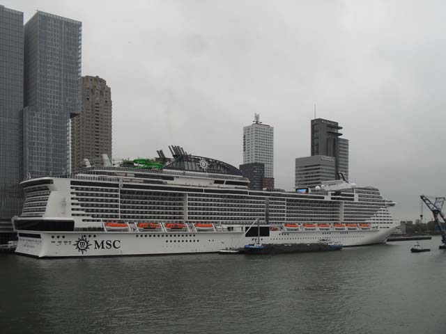 Cruiseschip ms MSC Grandiosa van MSC Cruises aan de Cruise Terminal Rotterdam